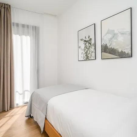 Limehome Barcelona Placa Pirineus 아파트