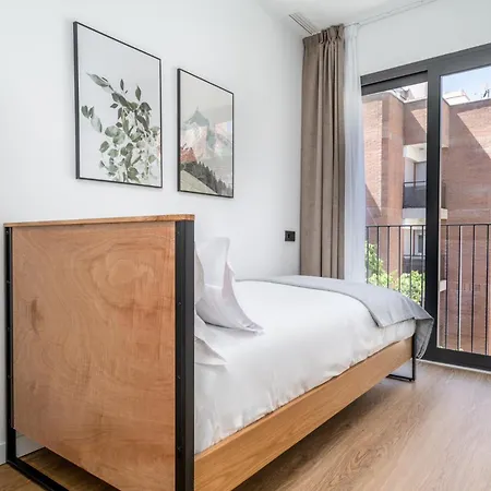 Limehome Barcelona Placa Pirineus Οσπιταλέτ ντε Λιοβρεγάτ