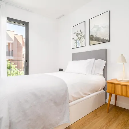 Limehome Barcelona Placa Pirineus * Οσπιταλέτ ντε Λιοβρεγάτ