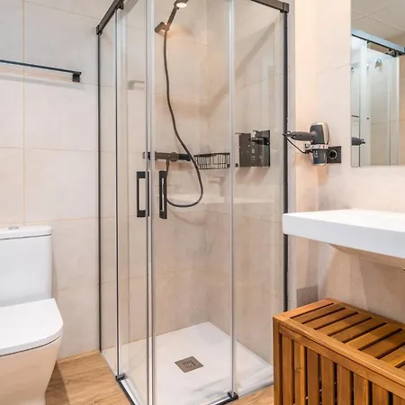Limehome Barcelona Placa Pirineus * Οσπιταλέτ ντε Λιοβρεγάτ