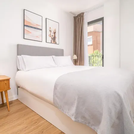 Limehome Barcelona Placa Pirineus * Οσπιταλέτ ντε Λιοβρεγάτ