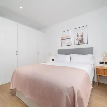 Limehome Barcelona Placa Pirineus * Οσπιταλέτ ντε Λιοβρεγάτ