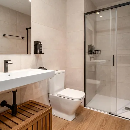 Limehome Barcelona Placa Pirineus Οσπιταλέτ ντε Λιοβρεγάτ